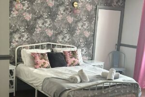 Room 18: Flamingo Room